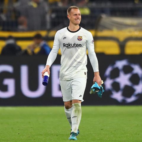 Er weiß, wie gut er gespielt hat: Marc-André ter Stegen spaziert nach dem Schlusspfiff in Dortmund lächelnd über den Rasen.