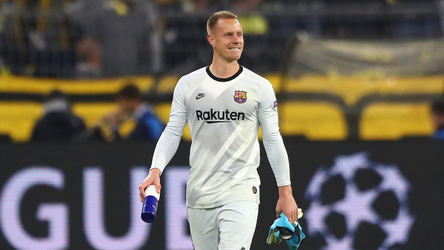 Er weiß, wie gut er gespielt hat: Marc-André ter Stegen spaziert nach dem Schlusspfiff in Dortmund lächelnd über den Rasen.