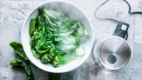 Zum Blanchieren braucht man keinen großen Topf, es reicht, Gemüse mit Wasser aus dem Kocher zu überbrühen
