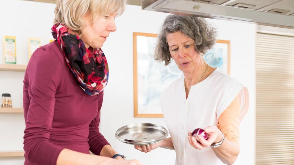 Sigrid Bosmann mit einer Patientin in der Lehrküche