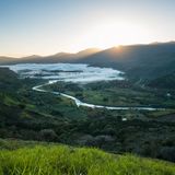 Costa Rica  Die weltbesten Kaffees gedeihen in dem kleinen Land zwischen Nord und Südamerika, in dem 3,7 Millionen Einwohner zwischen etwa 400 Millionen Kaffeebäumen leben sollen. Wer seiner Nase ein besonderes Erlebnis gönnen möchte, sollte sie in eine Tüte mit frisch gemahlenem Costa-Rica-Kaffee stecken, kaum ein Kaffee duftet besser. Es werden ausschließlich Arabica-Bohnen angebaut. Sollte auf der Packung SHB stehen, bedeutet das "Strictly Hard Bean". Der Baum, von dem die Bohnen stammen, wuchs mehr als 1500 Metern Höhe. Das Wachstum in diesen Lagen dauert aufgrund der Kälte länger, die Bohnen haben mehr Zeit, die Aromastoffe einzulagern. Wer Spitzenkaffees aus Costa Rica probieren möchte, sollte auf Namen wie Santa Rosa, Montebellow, Vinas und Tournon achten. Den Geschmacksgipfel bildet der Minita Tarrazu. Er wächst ohne Kunstdünger und Pestizide heran und wird von Hand geerntet. Der Preis ist entsprechend hoch.