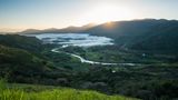 Costa Rica  Die weltbesten Kaffees gedeihen in dem kleinen Land zwischen Nord und Südamerika, in dem 3,7 Millionen Einwohner zwischen etwa 400 Millionen Kaffeebäumen leben sollen. Wer seiner Nase ein besonderes Erlebnis gönnen möchte, sollte sie in eine Tüte mit frisch gemahlenem Costa-Rica-Kaffee stecken, kaum ein Kaffee duftet besser. Es werden ausschließlich Arabica-Bohnen angebaut. Sollte auf der Packung SHB stehen, bedeutet das "Strictly Hard Bean". Der Baum, von dem die Bohnen stammen, wuchs mehr als 1500 Metern Höhe. Das Wachstum in diesen Lagen dauert aufgrund der Kälte länger, die Bohnen haben mehr Zeit, die Aromastoffe einzulagern. Wer Spitzenkaffees aus Costa Rica probieren möchte, sollte auf Namen wie Santa Rosa, Montebellow, Vinas und Tournon achten. Den Geschmacksgipfel bildet der Minita Tarrazu. Er wächst ohne Kunstdünger und Pestizide heran und wird von Hand geerntet. Der Preis ist entsprechend hoch.