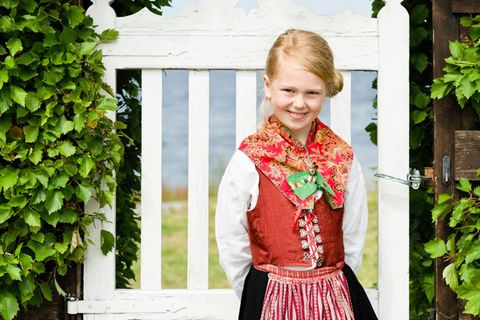 Mädchen in der traditionellen Tracht