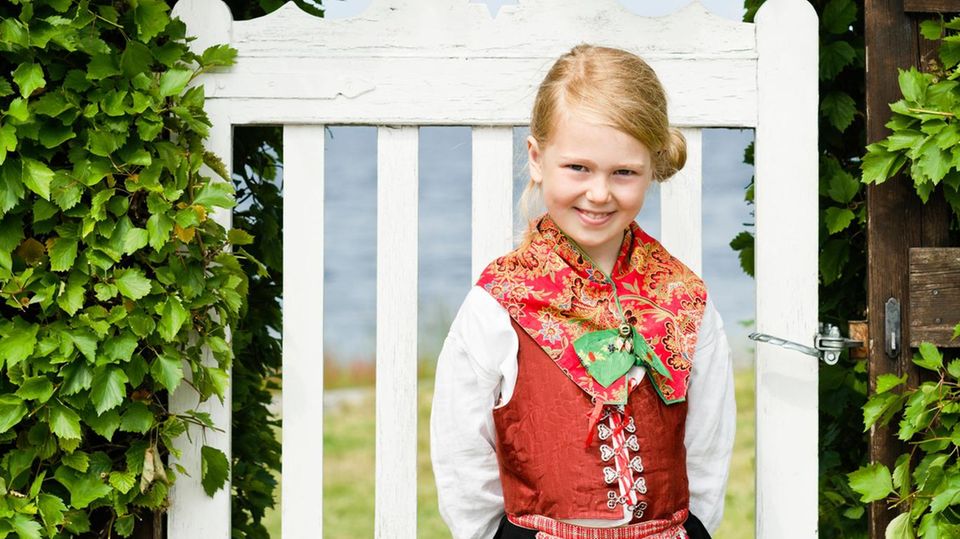 Mädchen in der traditionellen Tracht Mädchen in der traditionellen Tracht