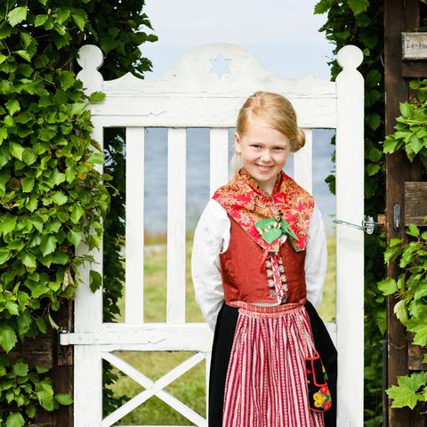 Mädchen in der traditionellen Tracht