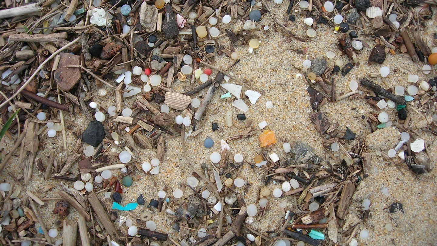 Dieser Strand im Süden Frankreichs ist von den kleinen Plastiklinsen bedeckt.