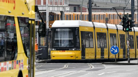 Eine Straßenbahn, ein Sightseeing-Bus und eine U-Bahn sind an der Warschauer Straße im Einsatz