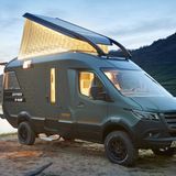 Hinter der Tür erkennt man den leicht verbreiterten Aufbau.