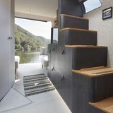 Tiny-House-Klassiker: Die Möbeltreppe führt ins Dach.