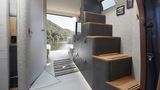 Tiny-House-Klassiker: Die Möbeltreppe führt ins Dach.
