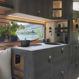 Am Küchenblock stechen Materialen und Design hervor. Ob sich die Induktionskochplatte ohne Stromanschluss des Fahrzeugs durchsetzt, darf man bezweifeln.