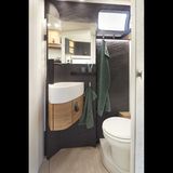 Das Waschbecken lässt sich wegklappen.