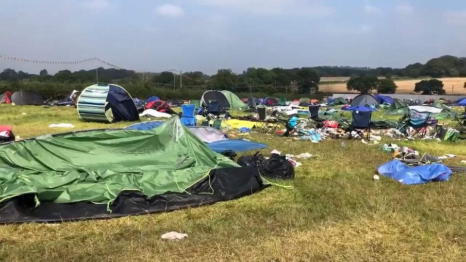 Was an eine Müllhalde erinnert, sind die Hinterlassenschaften der Besucher des "Creamfields Festival" 2019.