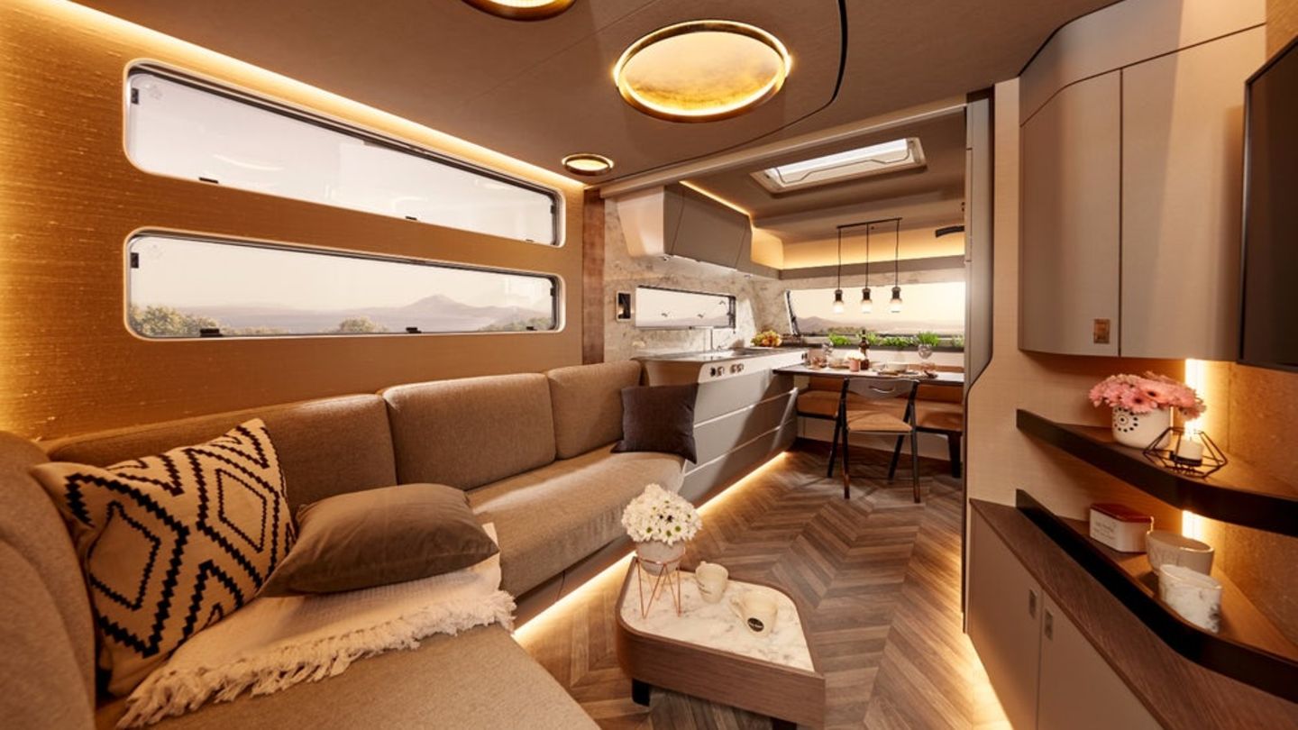 Lesen Sie auch:  Stylish statt spießig - so muss ein Wohnwagen heute aussehen  Von wegen piefig – dieser Wohnwagen bringt Glamour auf den Campingplatz. Bürstners Studie Harmony 3 soll stilbewusste Kunden erobern.