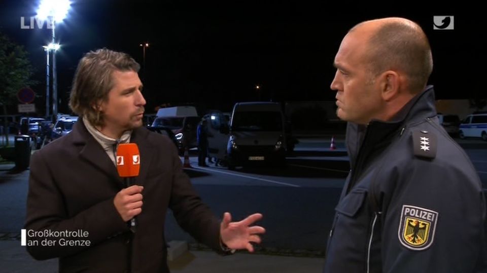"Bundespolizei live – Großkontrolle an der Grenze": Moderator Tommy Scheel und Beamter Frank Wittig