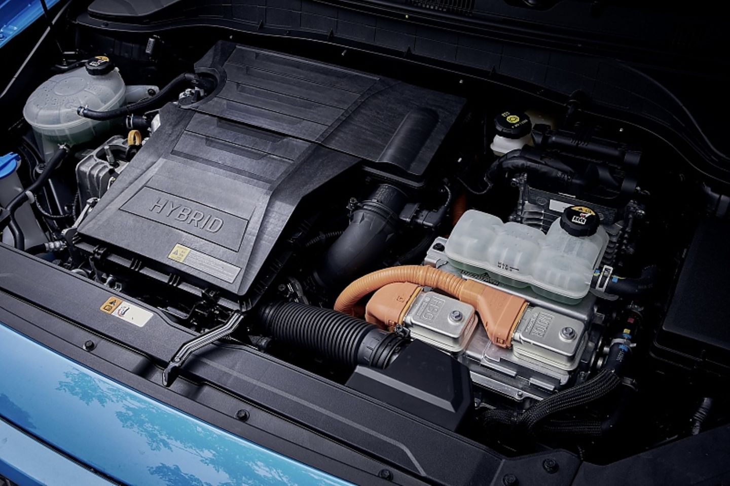 Im Motorraum erkennt man Elemente der Elektrifizierung