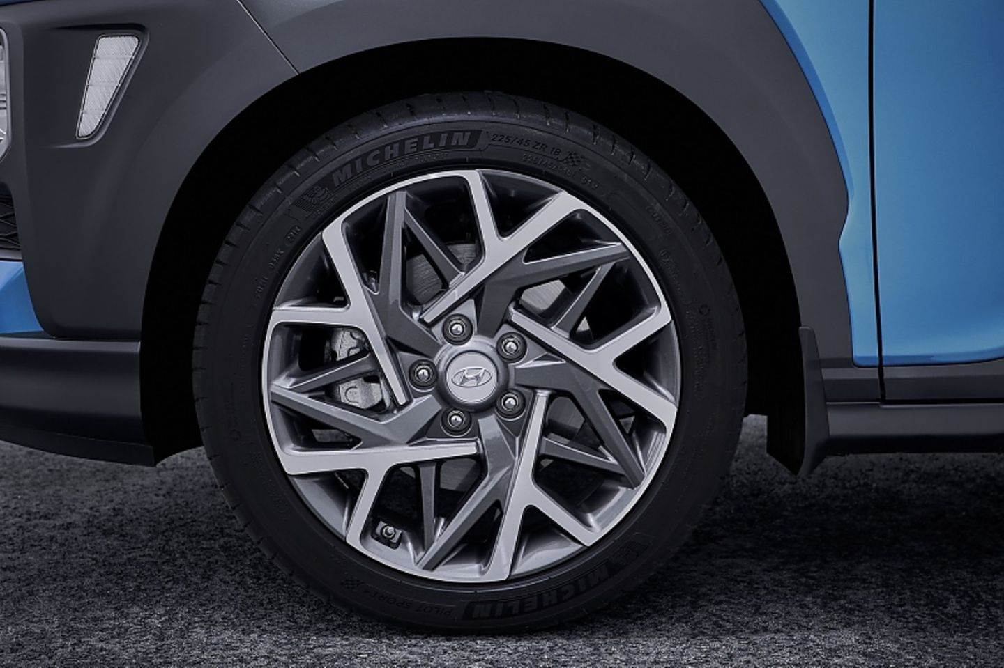 Der Hyundai Kona Hybrid rollt maximal auf 18 Zoll Rädern