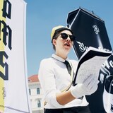 Das Patriarchat wird mit Fahnen, Gesang und "Heil Molestia"-Rufen abgeschafft