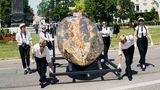 Die goldene Vulvaskulptur soll das eher phallisch geprägte Stadtbild Münchens verschönern. Patriarchat, was nun?