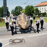 Die goldene Vulvaskulptur soll das eher phallisch geprägte Stadtbild Münchens verschönern. Patriarchat, was nun?