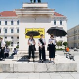Ihre Liedtexte singen die Burschen auf die Melodie von Beethovens 9. Sinfonie