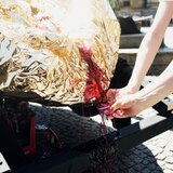 Mit Blut aus der goldenen Vulva wird das Matriarchat begossen. Die Männer dürfen später "Vulvalas" ausmalen.