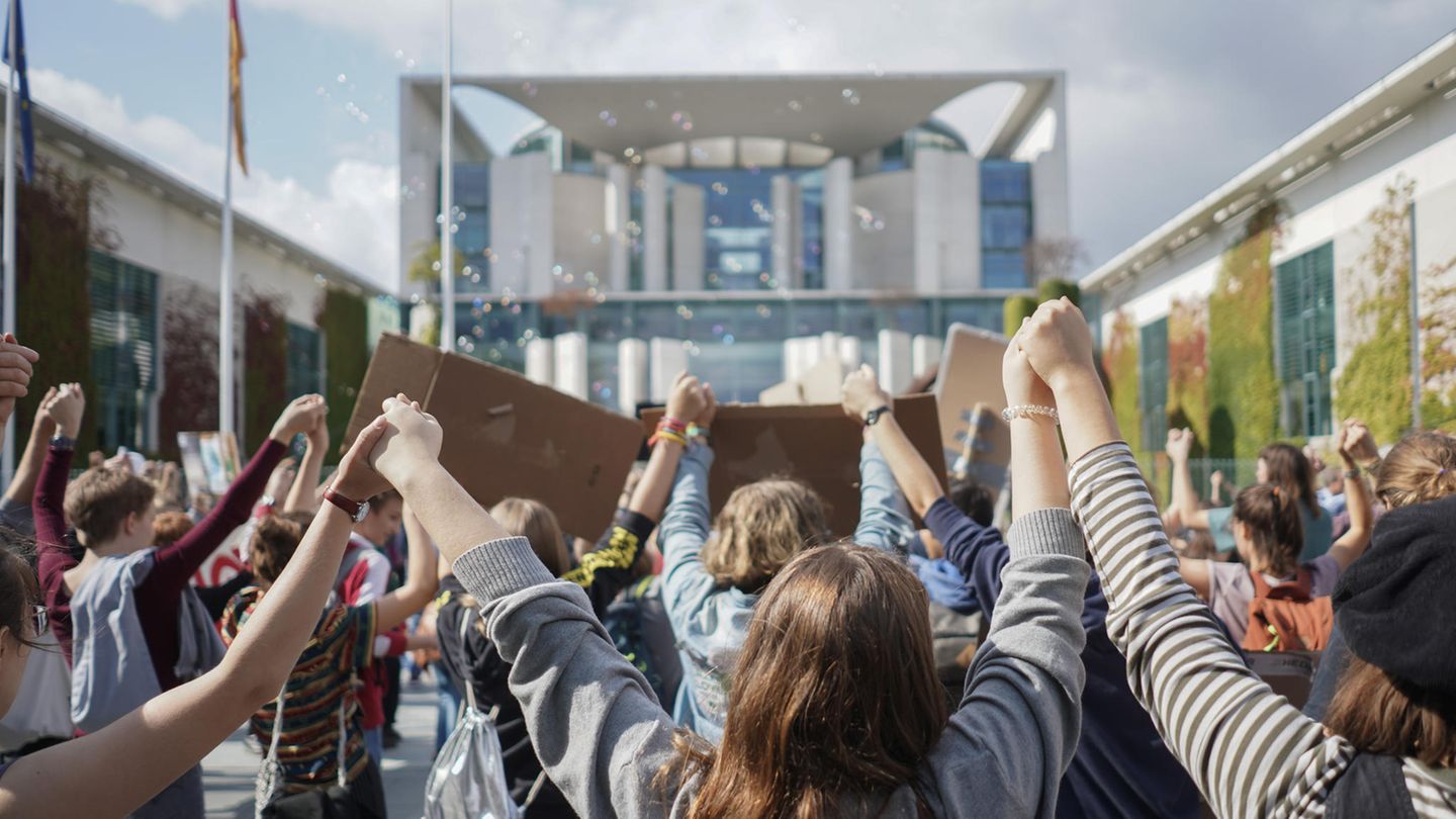 Teilnehmer einer Fridays for Future-Demonstration bilden eine Menschenkette vor dem Kanzleramt