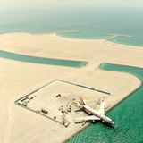 Acht Monate wurde die ausrangierte Boeing 747-200 an Land in Bahrain auf den Tauchgang vorbereitet, um Teil des größten Unterwasserthemenparks der Welt zu werden.