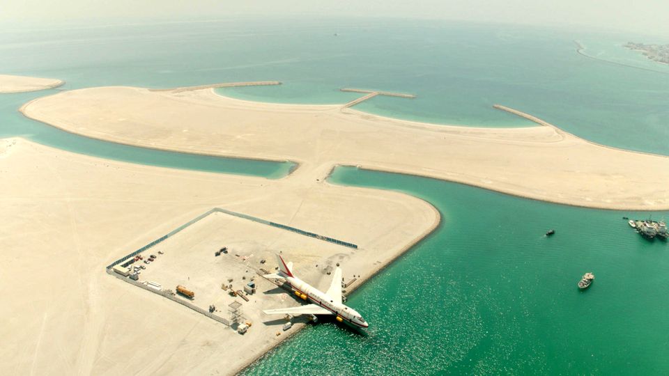 Acht Monate wurde die ausrangierte Boeing 747-200 an Land in Bahrain auf den Tauchgang vorbereitet, um Teil des größten Unterwasserthemenparks der Welt zu werden.
