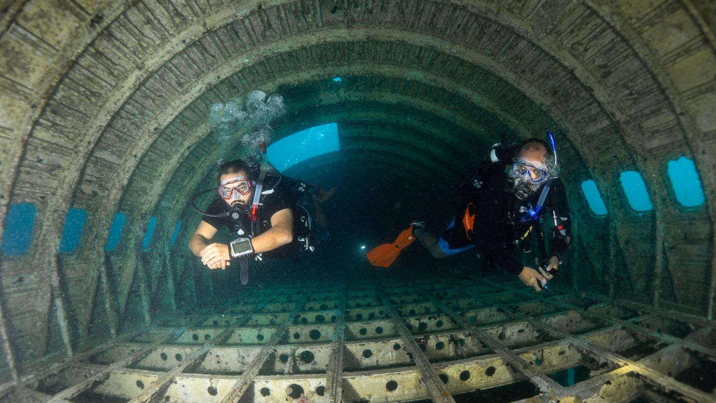 Schwerelos im Upper Deck des Jumbojets: Beide Taucher schwimmen gerade Richtung Cockpit.