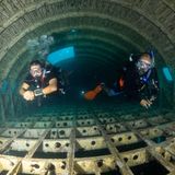 Schwerelos im Upper Deck des Jumbojets: Beide Taucher schwimmen gerade Richtung Cockpit.