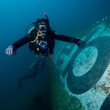 Schon nach wenigen Wochen im Wasser haben sich auf dem 70 Meter langem Rumpf Algen abgesetzt