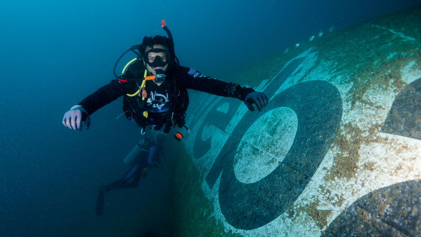 Schon nach wenigen Wochen im Wasser haben sich auf dem 70 Meter langem Rumpf Algen abgesetzt