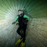 Hier lässt sich der Taucher im Heck fotografieren. Er posiert vor dem Druckschott der Boeing 747.