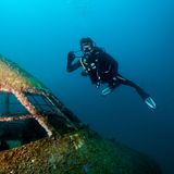 Es folgen Fotos von kürzlichen Tauchgängen: Annäherung an die Bugpartie. Alle Cockpitscheiben sind entfernt.
