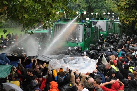 Wasserwerfer im Stuttgarter Schlossgarten