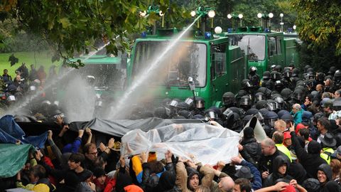 Wasserwerfer im Stuttgarter Schlossgarten