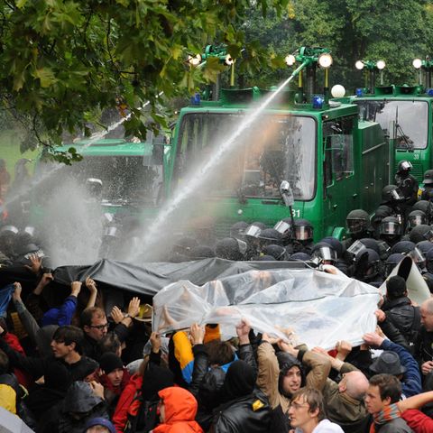 Wasserwerfer im Stuttgarter Schlossgarten