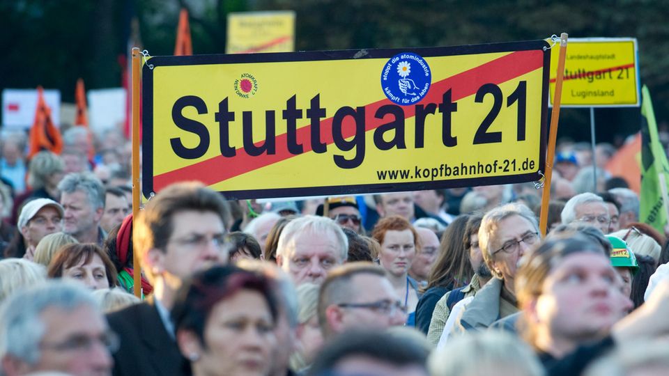 Vor neun Jahren: Bild von einer Montagsdemonstration gegen das Milliardenvorhaben Stuttgart 21 Bild von einer Montagsdemonstration gegen das Milliardenvorhaben Stuttgart 21