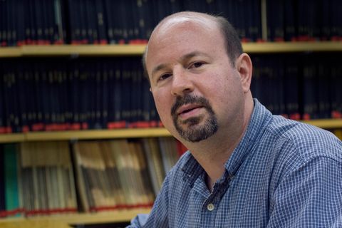 Klimaforscher Michael E. Mann am Schreibtisch