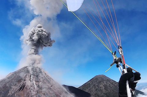 Volcán de Fuego: Atemberaubende Aufnahmen: Paraglider fliegt über aktiven Vulkan