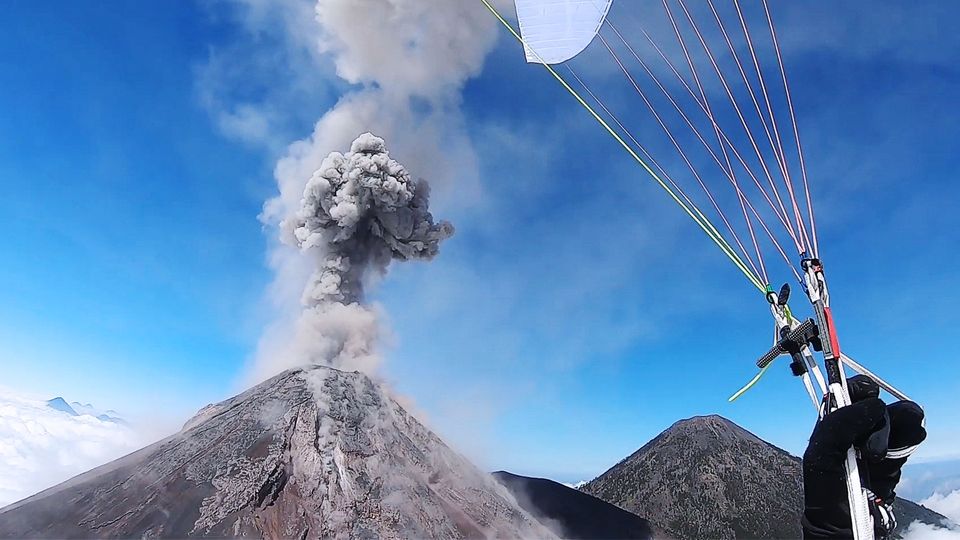 Volcán de Fuego: Atemberaubende Aufnahmen: Paraglider fliegt über aktiven Vulkan Volcán de Fuego: Atemberaubende Aufnahmen: Paraglider fliegt über aktiven Vulkan