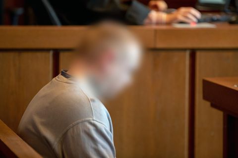 Die Staatsanwaltschaft wirft dem Angeklagten versuchten Mord in drei Fällen vor