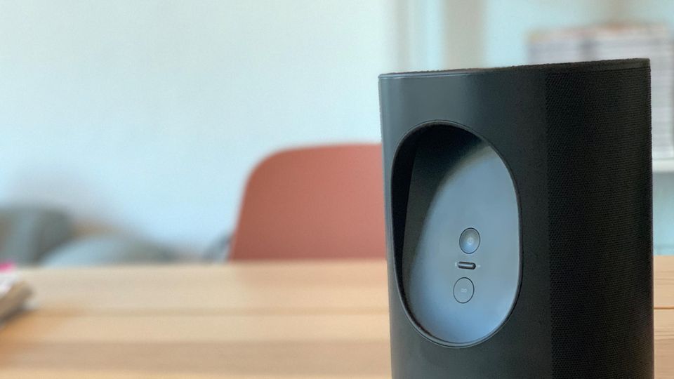 Auf der Rückseite befinden sich der Tragegriff sowie die Schalter zum Einschalten und dem Wechsel zwischen Bluetooth und Wlan