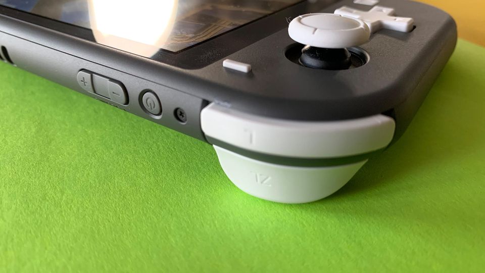 Klein, aber oho: Da die Joycons nicht abnehmbar sind, gibt es weniger mögliche Bruchstellen Da die Joycons nicht abnehmbar sind, gibt es weniger mögliche Bruchstellen