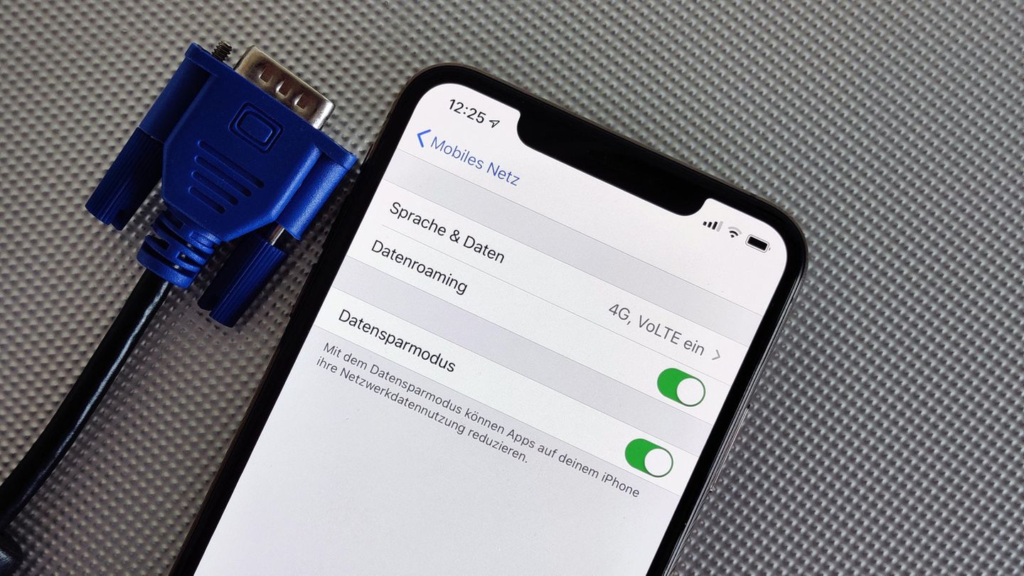 Inklusivdaten sparen  Reicht das Datenvolumens viel zu selten, sollte man den Datensparmodus einschalten. Apps verbrauchen dann weniger vom wertvollen Inklusivvolumen. Zu finden ist das Feature in den Einstellungen unter "Mobiles Netz" und dann "Datenoptionen".