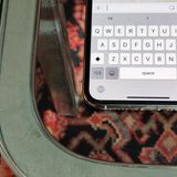 iPhone-System: Getrennte Emojis Wer mehr als eine Tastatursprache nutzt, kennt das nervige herumjonglieren zwischen Text- und der Emojitastatur. Jetzt haben die Emojis eine eigene Taste und lassen sich aus jeder Tastatur mit einem Tippen aufrufen.