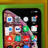 Dezentere Lautstärke  Jahrelang sperrte der Lautstärkeregler in iOS die gesamte Sicht. Jetzt wird es deutlich dezenter. Bewegt man die Lautstärke-Wippe, erscheint zunächst links ein dicker Balken. Nach einem Moment klappt er sich zu einem dünnen Strich ein, der mit Erreichen der endgültigen Lautstärke verschwindet. Auch der Stummschalter ist dezenter und beschränkt sich auf ein Pop-up am oberen Rand.