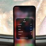 Schneller Wlans wechseln  Um ein Wlan oder ein Bluetooth-Gerät auszuwählen, musste man sich bisher durchs Menü wühlen. Nun geht es direkt im Kontrollzentrum: Halten Sie zunächst oben links das Wlan-Symbol gedrückt, bis sich das Menü ausklappt. Nun wählen Sie einen der Buttons und halten Sie ihn gedrückt, um mehr Optionen zu bekommen.