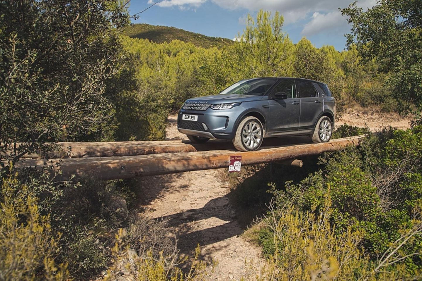 Auch auf schmalen Pfaden sicher unterwegs: Der neue Land Rover Discovery Sport